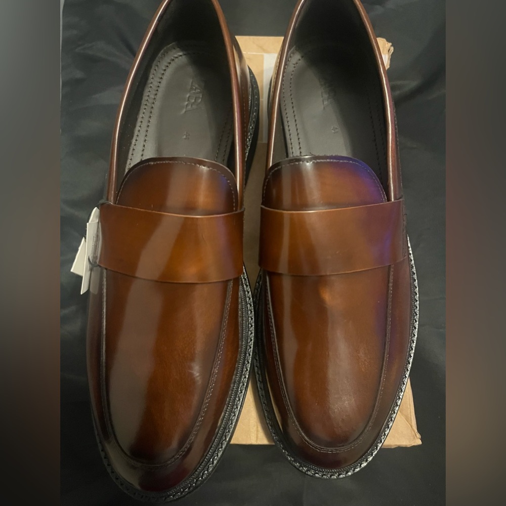 Brand new Zara brown loafers in size 11…